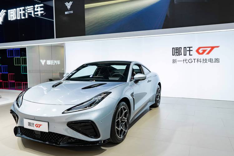 惠州2哪吒汽车在智能汽车领域的表现，领途汽车在新能源汽车市场中的影响力